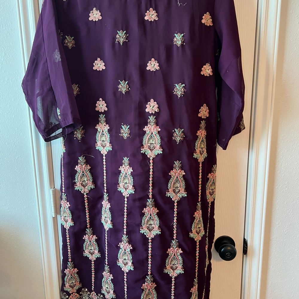 Embroidered suit - Picture 3 of 9